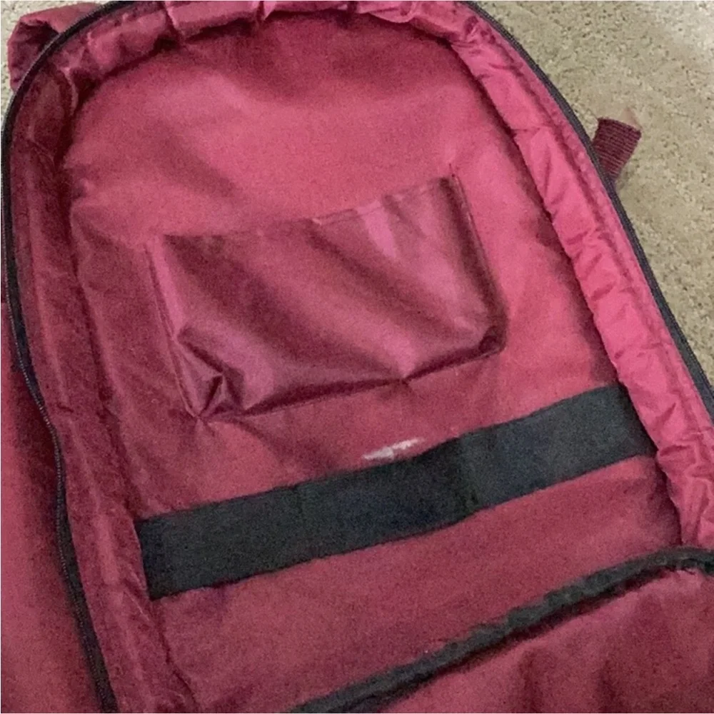 Insulated picnic backpack with bottle holder